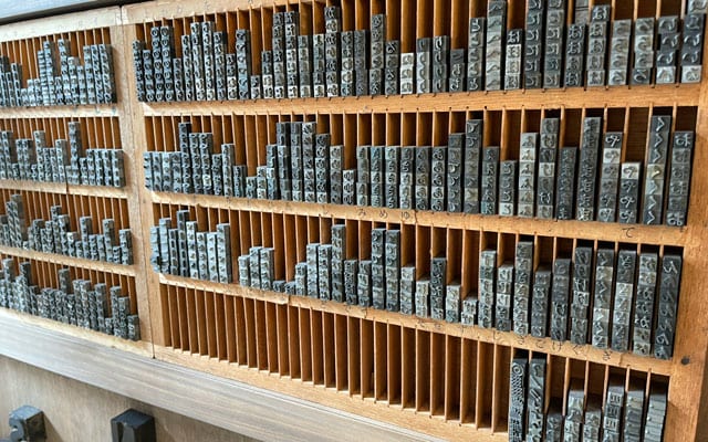 活版印刷に使う大量の活字たち。ひとつの文字や記号だけでもフォントや大きさ違いで何十種類もあるという