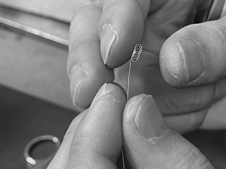 秋田銀線細工に使われる、より合わせた銀線