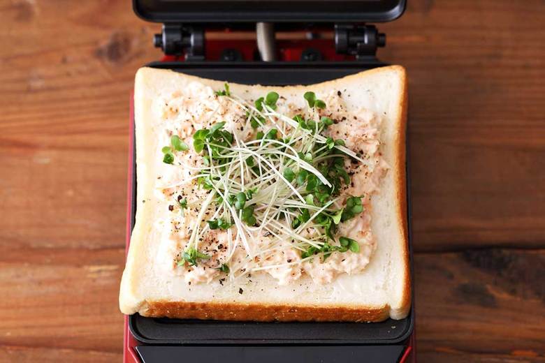 ホットサンドメーカーに③をセットし、もう1枚のパンをのせたらカバーを閉じて焼く。