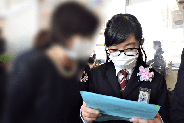 小学校3年生から6年生まで通った熊本の小学校の卒業式で（本人提供）