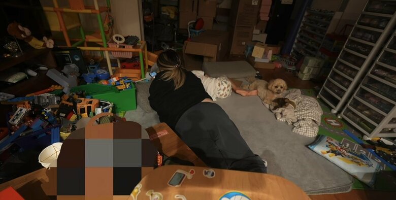 おもちゃが広がる自宅で、息子と愛犬のそばにくつろぐかなみさん