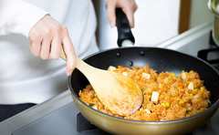 梅沢富美男さんの“ふわトロ”な淡雪チャーハンに家族で舌鼓！