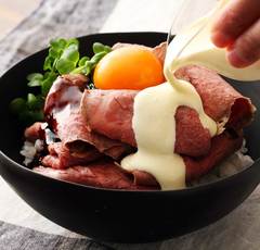ローストビーフ丼レシピ「肉山の山頂から注ぐ2種のソースが絶妙！」