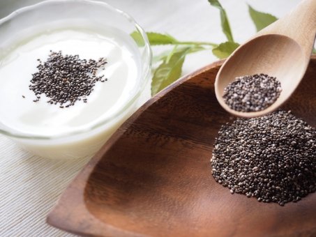 ヨーグルトに混ぜたチアシードの画像