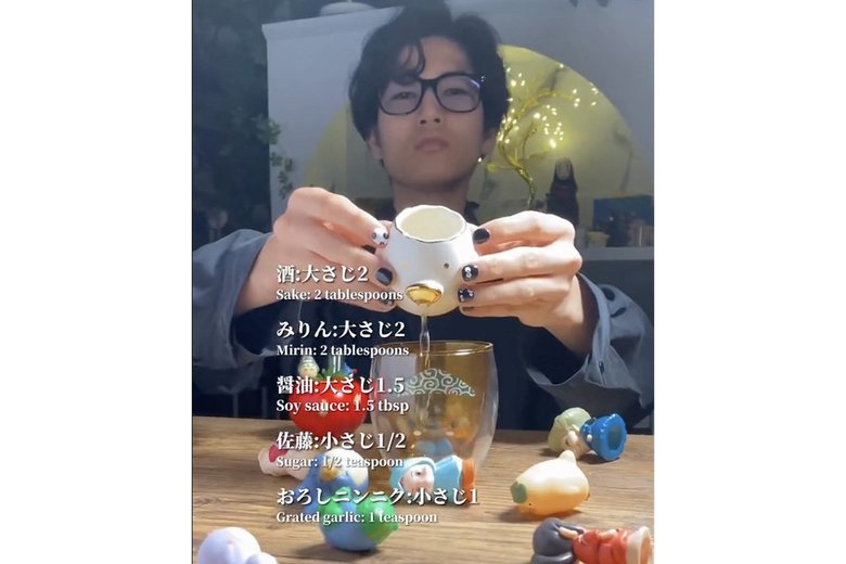 【作り方1】酒・みりん各大さじ2、しょうゆ大さじ1と1/2、砂糖小さじ1/2、おろしにんにく小さじ1を混ぜる