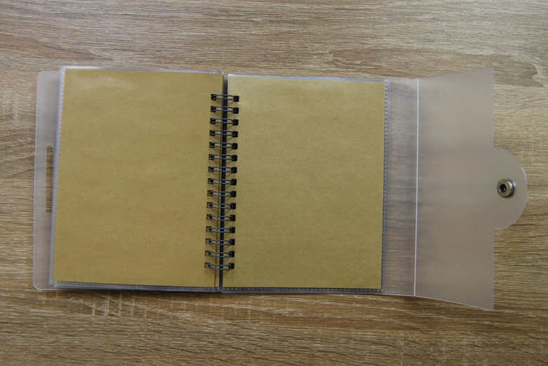 ダイソーのおすすめ商品「めくれるフォトスタンドアルバム」の使用画像