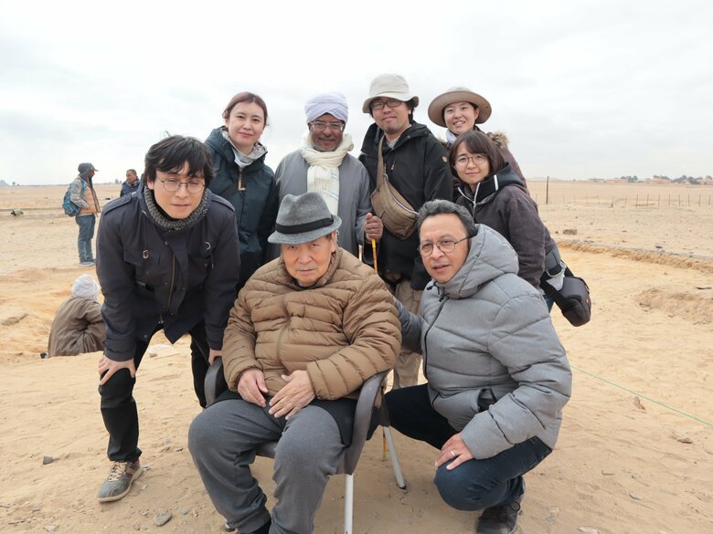 吉村さんの左隣（写真右）が長男のタツンドさんで、現在はマネージャーとして寄り添う