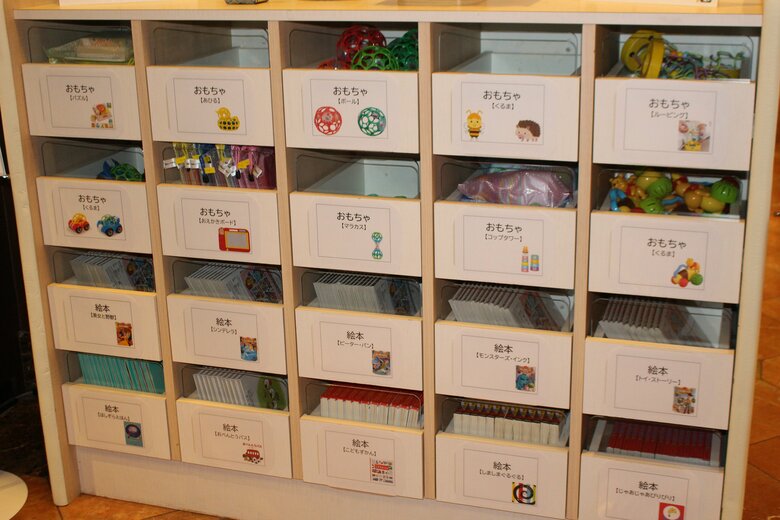 宿泊利用者は、好きな本やおもちゃを選んで部屋で利用することもできる