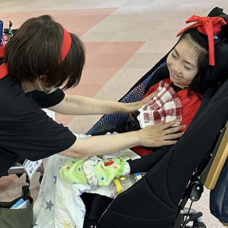 学校で笑顔をみせる紗帆さん