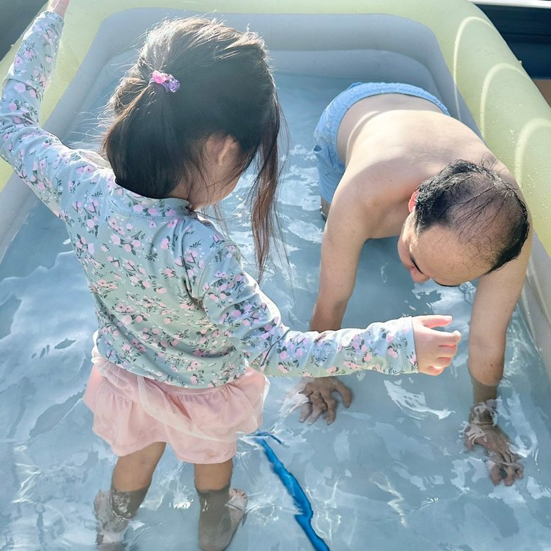 娘さんとプールで水遊びを楽しむ斎藤さん