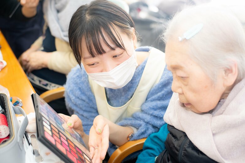 授業の現場実習で介護美容を提供している後藤さん