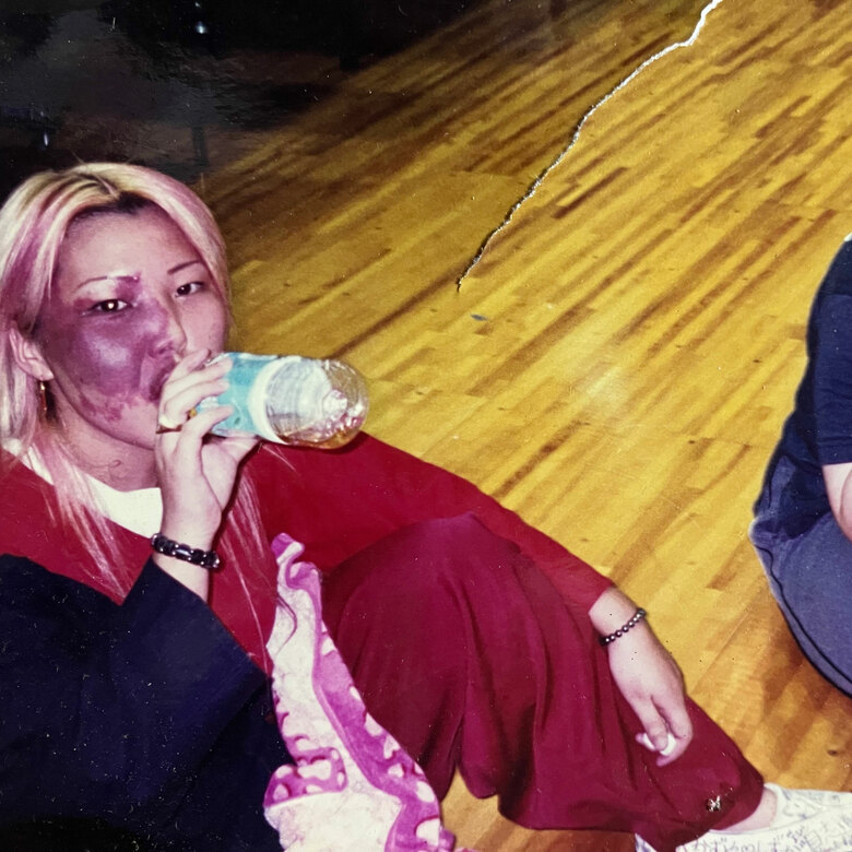 定時制高校時代に卓球大会に参加し、他校の生徒とくつろぐ