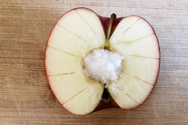 【作り方6】ティースプーン2杯のグラニュー糖を穴に入れる