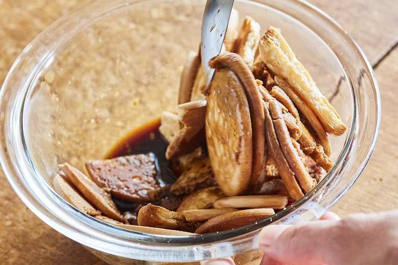 ボウルにビスケットを半分に割り入れ、混ぜ合わせたAを加え、全体にまんべくなく浸るように混ぜる。