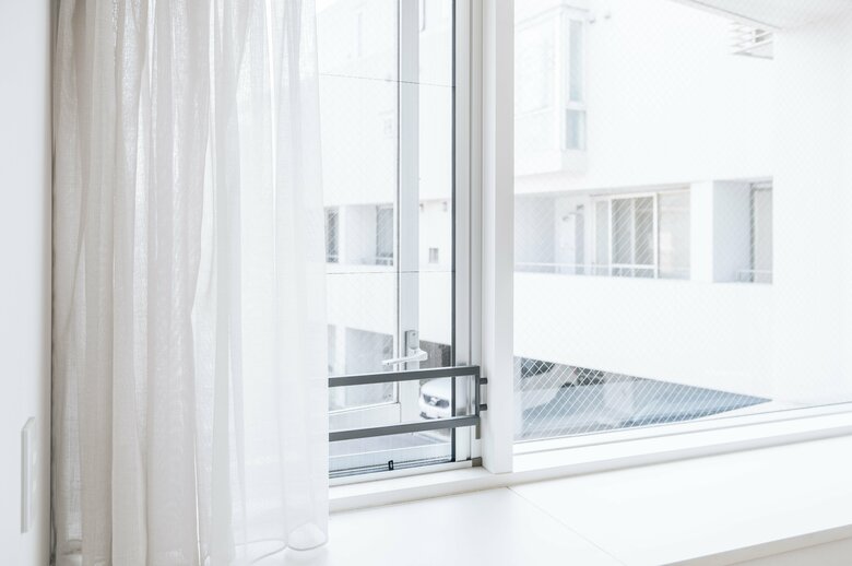 カビ予防で部屋を喚起する場合、窓は幅5cm程度空けておくだけでも十分