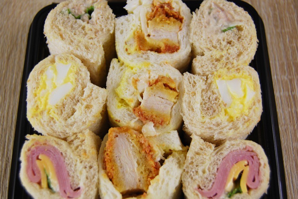ナチュラルローソンの人気商品「桜島どりのひとくちロールBOX」の実食画像