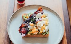 「アボカドたまごトースト」春のような華やかな色を食べる