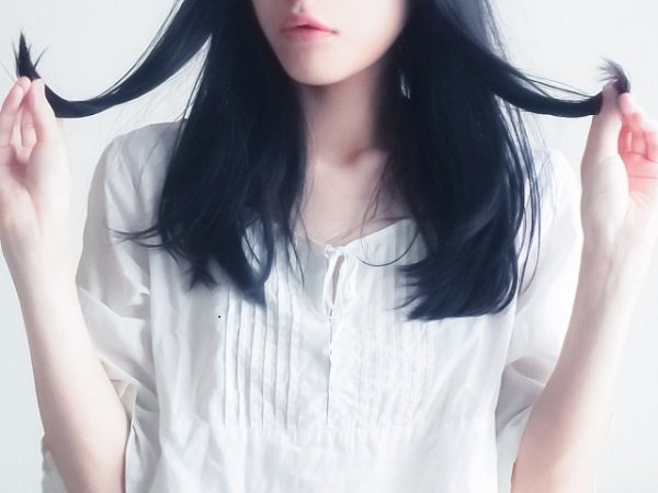 ヘアアレンジをするママの画像