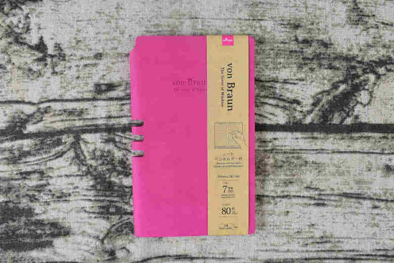 ダイソーの人気文房具「von Braun ノート ペンホルダー付」の実物画像