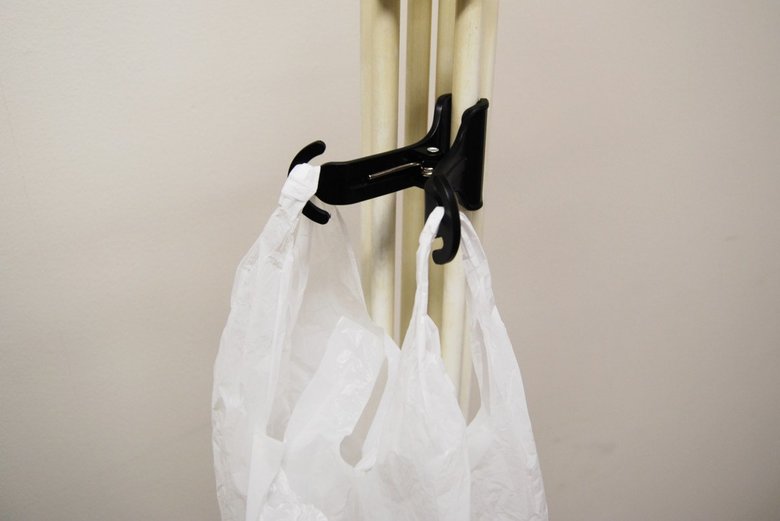 セリアのおすすめ商品「フッククリップ」の使用中画像