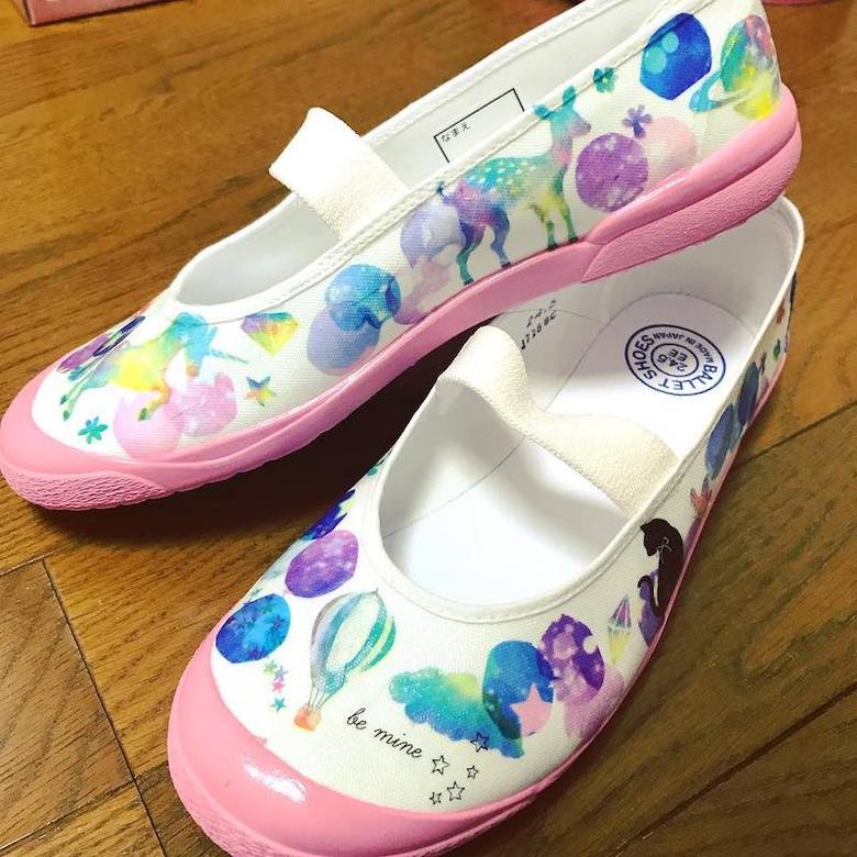 おしゃれな女の子向けのデコ上履き