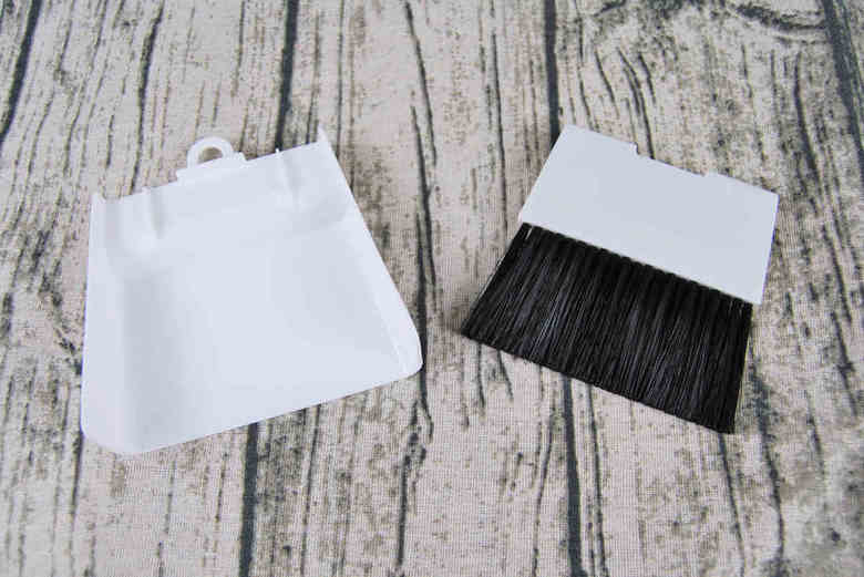 ダイソーのおすすめ商品「ミニちりとり＆ホウキ」の商品画像