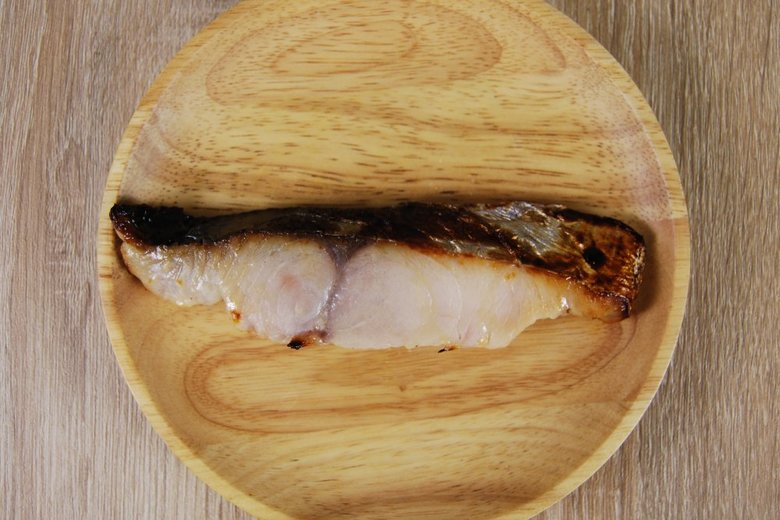 次にご紹介するのは、ファミマの“お母さん食堂シリーズ”から登場した「さわらの西京焼き」。298円（税込）で買える焼き魚は、どんなテイストに仕上がっているのか早速確かめてみたいと思います。