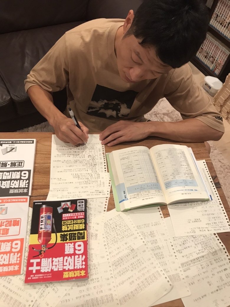 消防設備士の資格取得に向けて猛勉強中の加藤さん