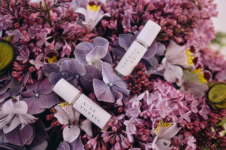 平山さんが開発した天然石が入った持ち歩きできるアロマオイル