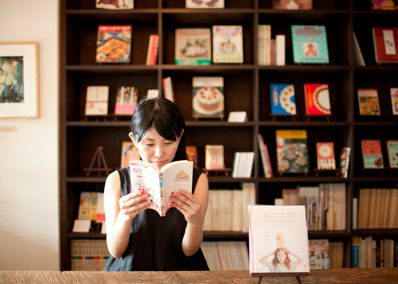 旅、散歩、お菓子、パン、手みやげ、クラシックホテルや建築、雑貨や暮らしなどを主な題材に、書籍や雑誌に執筆。和歌山県田辺市、宮崎県川南町など、地方自治体の観光案内パンフレットも手がける。著書は『全国かわいいおみやげ』『気持ちが伝わるおいしい贈りもの』『アイスの旅』など40冊以上。公式サイト
取材・文／松崎愛香　撮影／田尻陽子　イラスト／網中いづる
※掲載情報は取材時のものです。新型コロナウイルスの影響で変更がある可能性があるので、最新情報はHPなどでご確認ください。紹介している商品の取り扱い、在庫の有無についてはお近くの店舗に直接お問い合わせください。