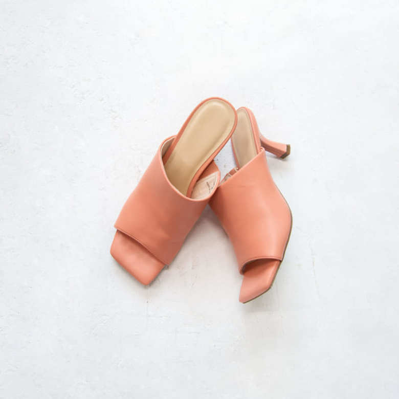 「GU」のサンダル。「甲を覆う部分が太めなのでヒールが高くても歩きやすくておすすめ。足先のスクエアになっている部分も今っぽくて◎」（山本さん）

