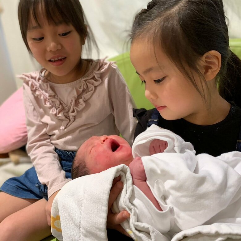 三女が生まれたとき。左がはぐみさんで、右が次女