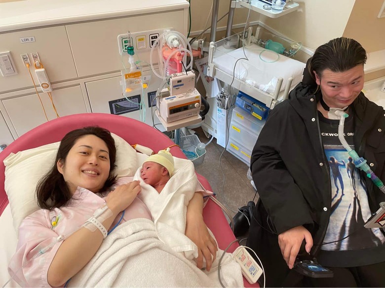 産後、家族3人で記念撮影