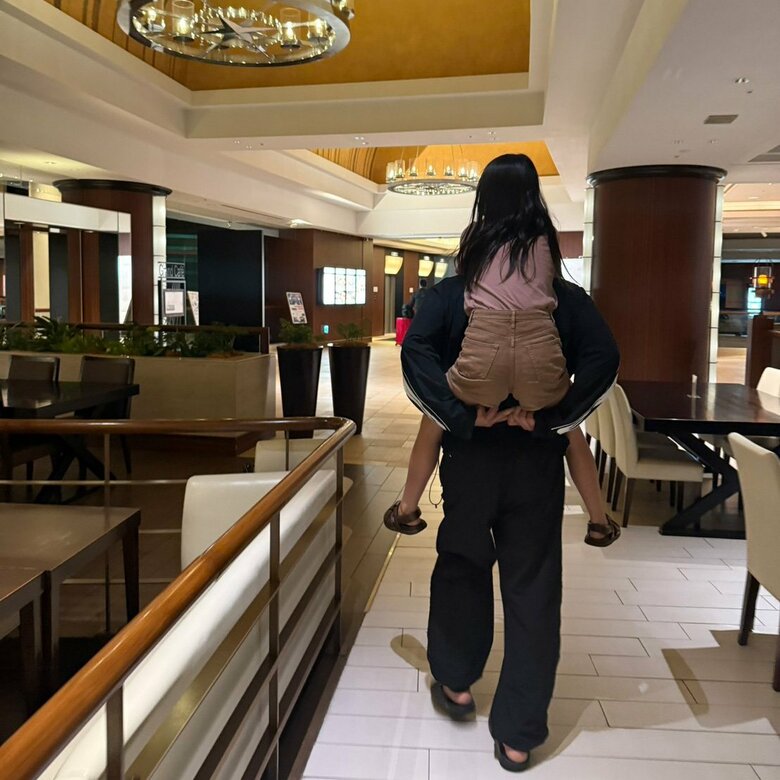 「仲良し親子」長女をおんぶする夫で俳優の水上剣星さん