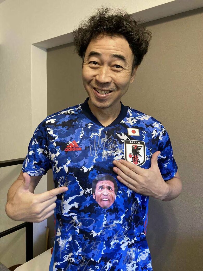 吉田麻也選手から贈られたサイン入りユニフォームに感激