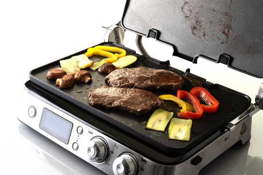 ▲プレートのサイズが大きいので、肉だけでなく野菜も一緒に焼ける