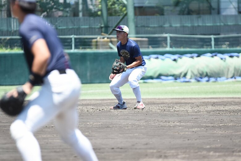 守備の要としても活躍する朝日晴人選手（写真奥）