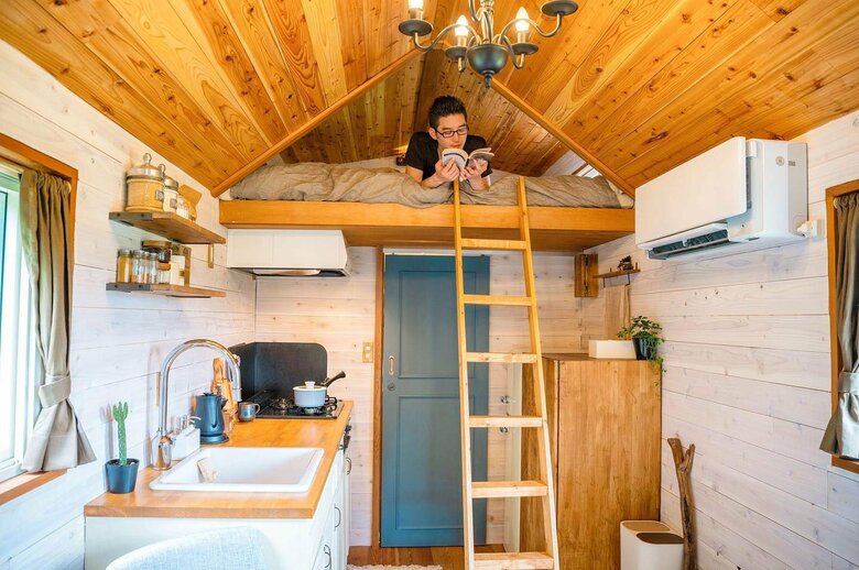 ロフトで読書を楽しむ夫