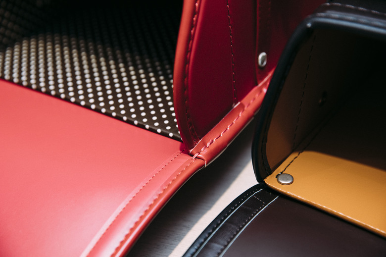 ▲右の黒いランドセルが、角に縫い代がない仕上げを施したもの。左と比較しても、外見のサイズはそのままで、内容量はたっぷりある。