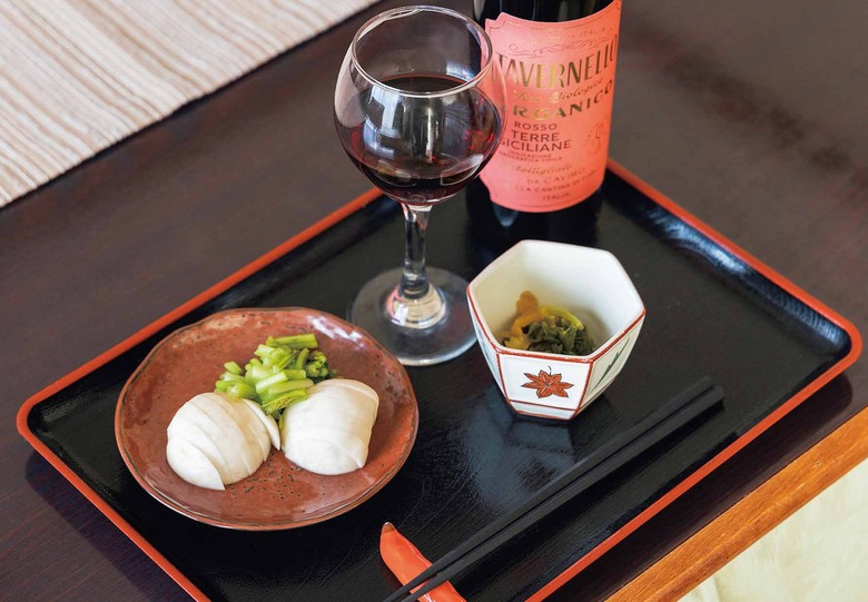 この日の晩酌のお供は、自家製ぬか漬けとセロリの和え物。お盆に盛りつけて、ちょこちょこ食べながら飲む時間は至福のひととき