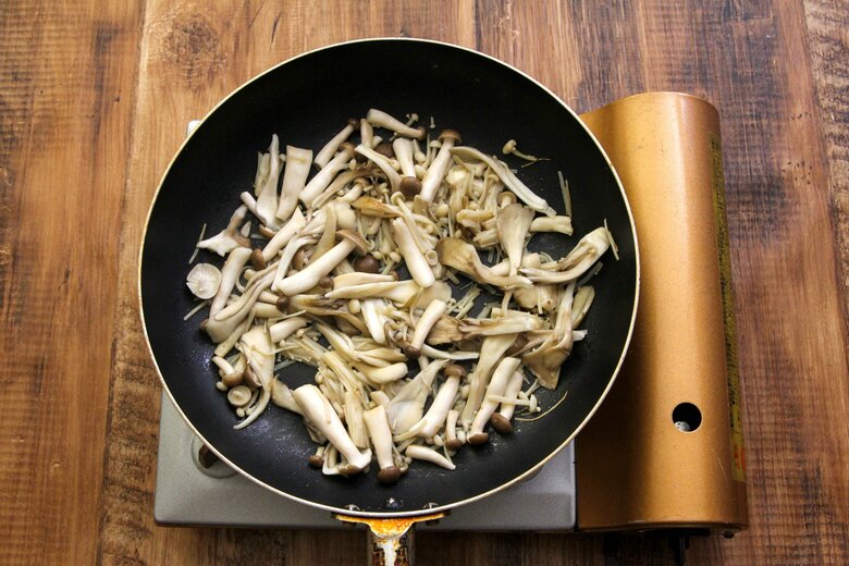 【きのこスープの作り方1】フライパンにオリーブ油大さじ1/2を入れ、きのこを炒める