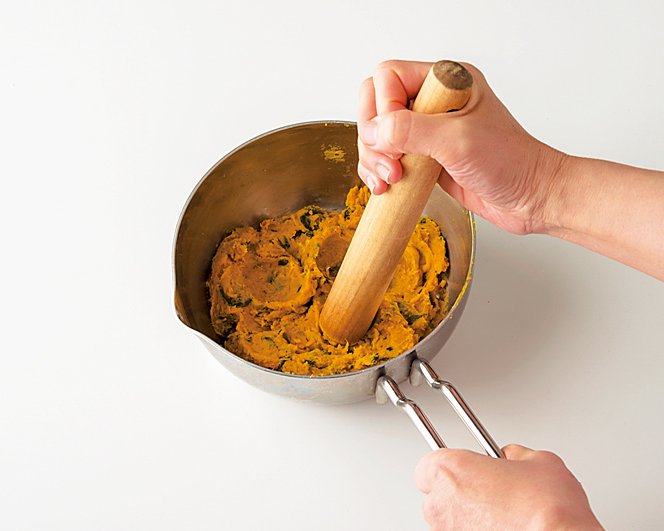 めん棒などでつぶしながら混ぜる。