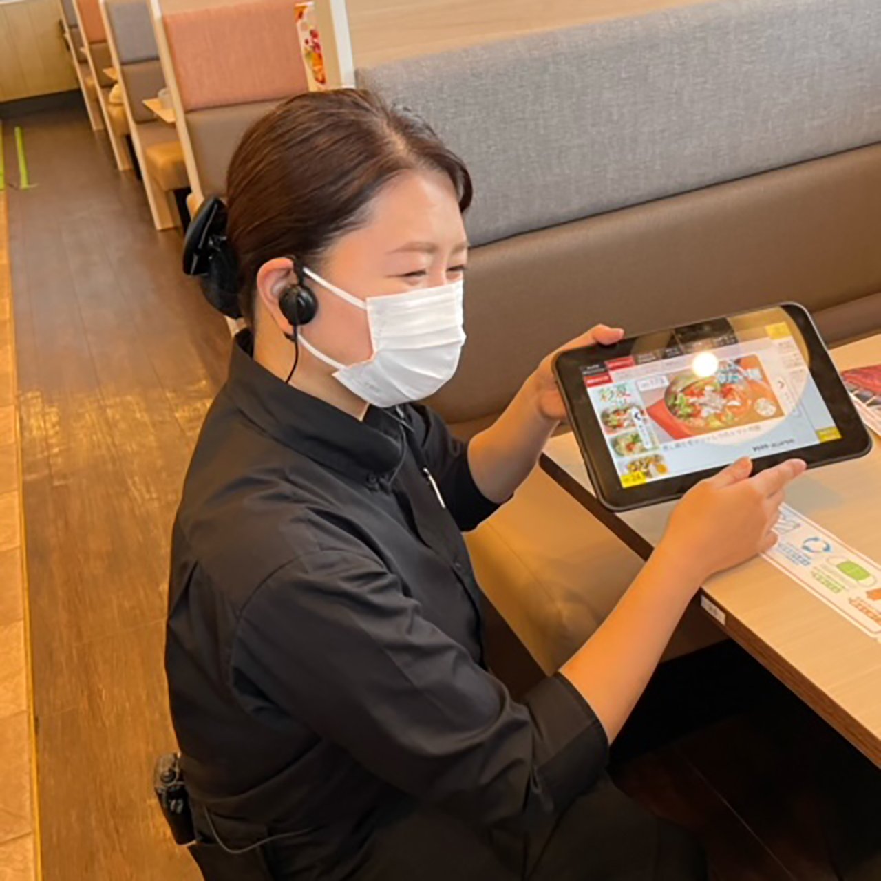 すかいらーくホールディングスのファミレスで笑顔で働く女性社員