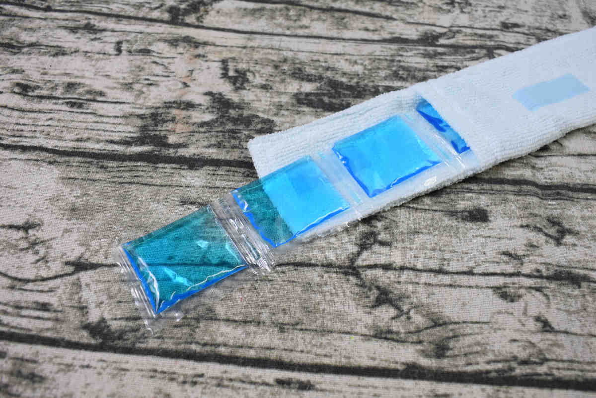 ダイソーのおすすめ商品「首元ひんやり! ジェルパッド付タオル」の使用画像