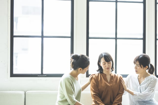 悩む女性
