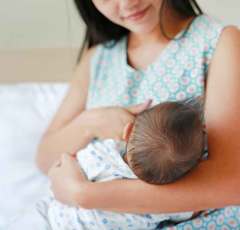 授乳中のスマホはいけないこと!?世代で別れる是非！