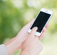 「iOS」アップデートでiPhoneに新機能「ダークモード」は寝かしつけに嬉しい!!