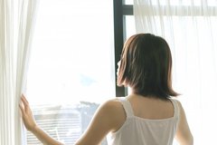 【タバコ・生ごみ】隣のベランダから悪臭が……！気になる対処法を状況別に解説