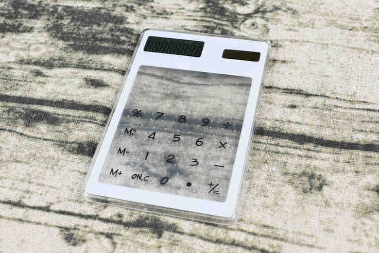 ダイソーで人気の大人向け文房具スケルトン電卓の実物画像
