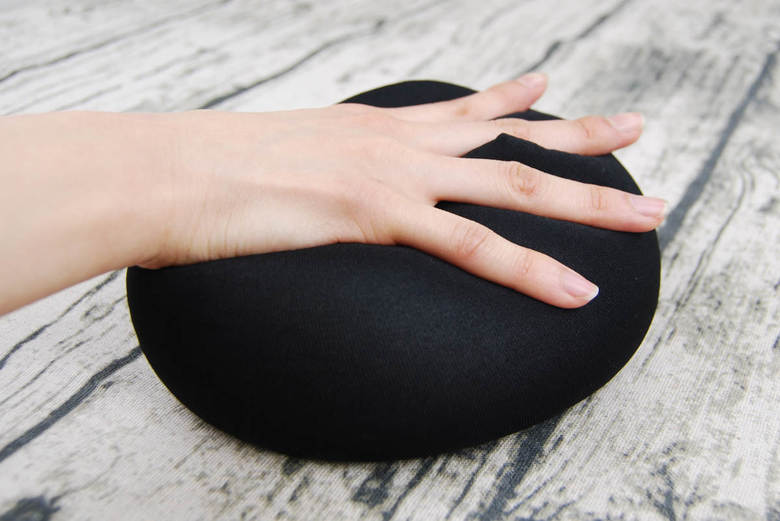 セリアのおすすめ商品「リラックスミニまくら」の使用中画像2